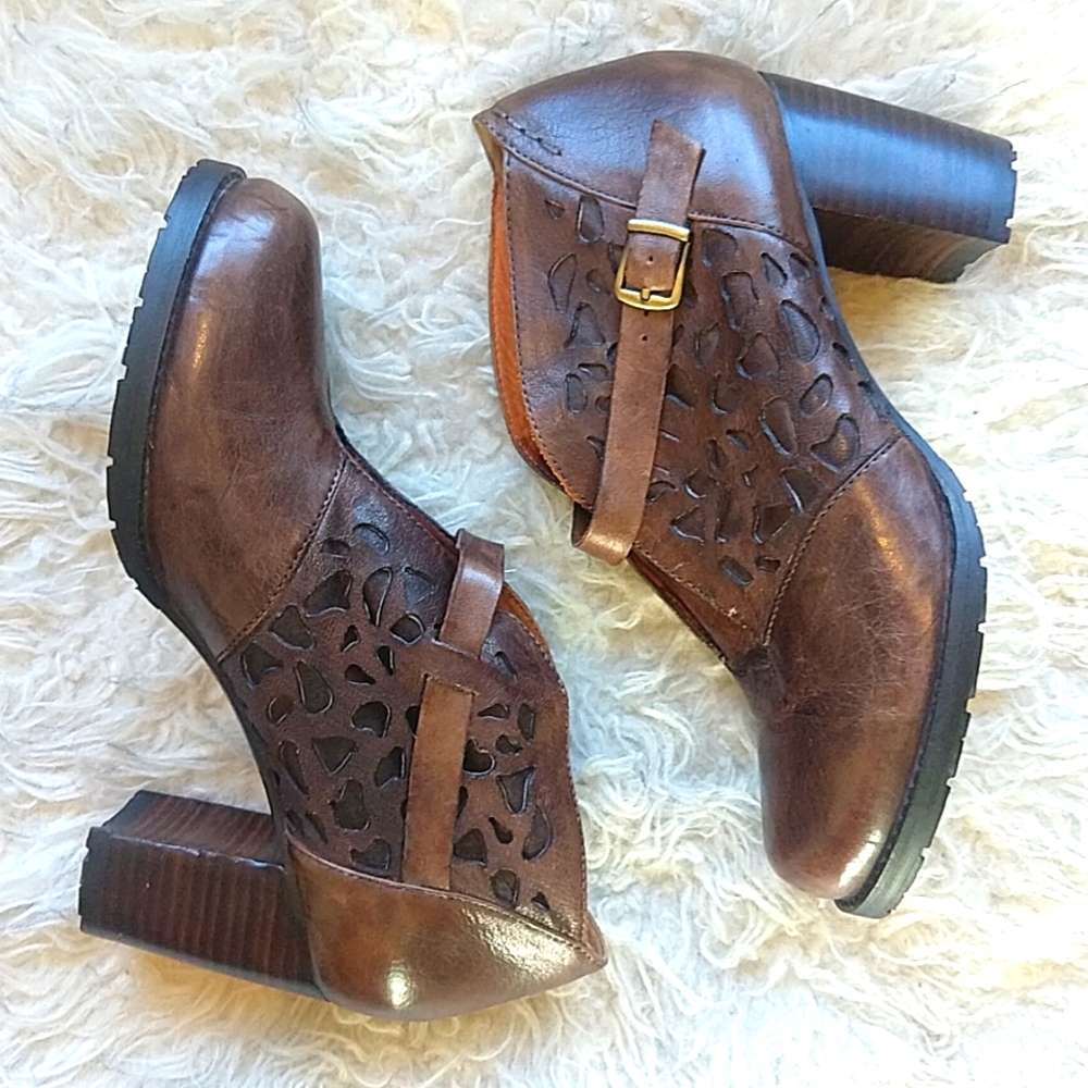 Everybody by B.Z. Moda Slip on Heeled Leather Shoes